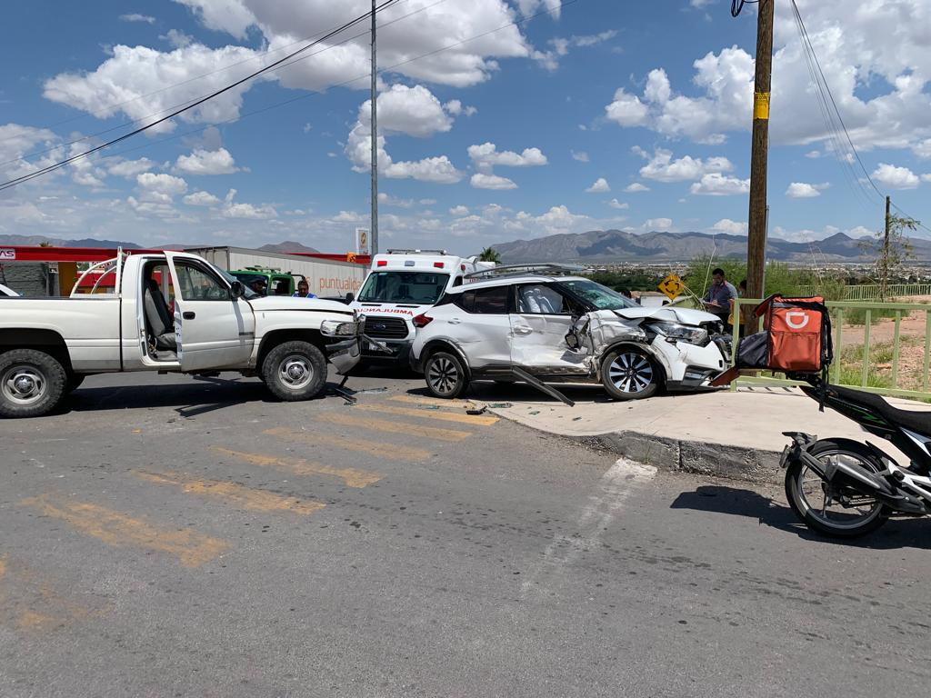 Omite Alto Choca Y Se Impacta Contra Barandal De Alsuper En Paseos Los