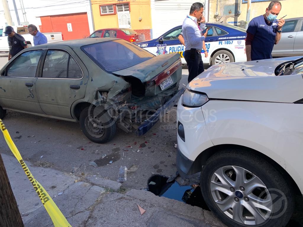 Conductor omite alto y choca contra motociclista y vehículo estacionado