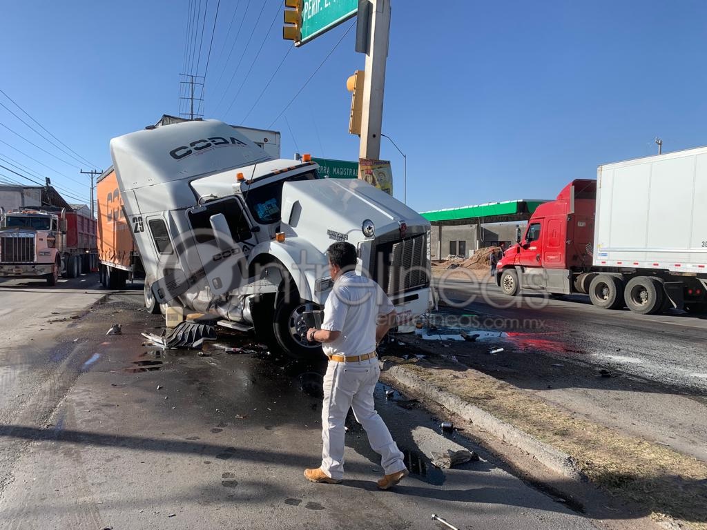 Fuerte choque entre tráiler y camión urbano en Lombardo Toledano hay 3