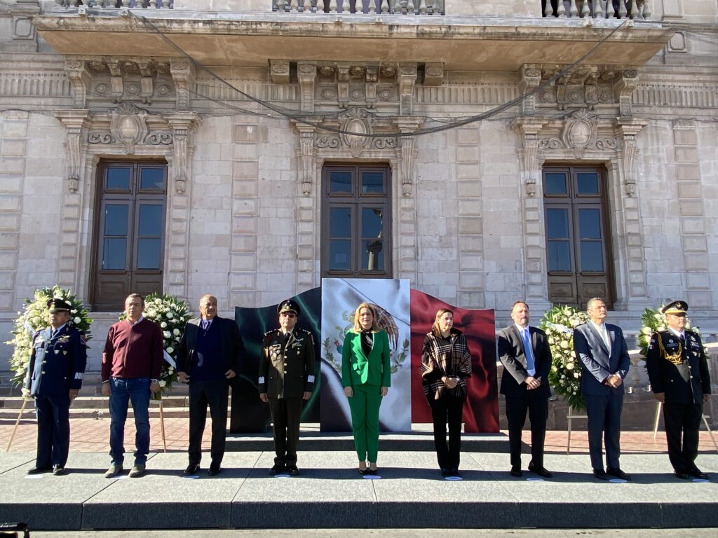 Realizan desfile cívico por el 114 aniversario de la Revolución