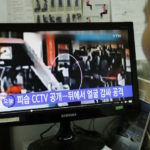 JHK01 SE⁄L (COREA DEL SUR) 20/02/2017.- Una mujer surcoreana sigue por televisiÛn un reportaje sobre el asesinato de Kim Jong-nam, hermano del lÌder norcoreano Kim Jong-un, perpetrado en el aeropuerto malasio de Kuala Lumpur, hoy 20 de febrero de 2017 en una oficina de Se˙l (Corea del Sur). El Gobierno de Corea del Sur han advertido a sus ciudadanos en Malasia que "extremen las precauciones" ante posibles "peligros" tras el supuesto asesinato en ese paÌs de Kim Jong-nam, el hermano mayor del lÌder norcoreano. EFE/Jeon Heon-Kyun