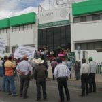 Campesinos se manifiestan frente a Sagarpa y bloquean la Zarco