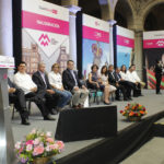 CIUDAD DE MÉXICO, 06MAYO2017.- Miguel Ángel Mancera jefe de gobierno de la Ciudad de México, inauguro la feria “México en el Corazón de México ”, en la plancha del Zócalo, donde participan empresas líderes en gastronomía presentando novedosas recetas y elaboraciones con sus productos; 50 artesanos provenientes de 11 Estados de la Republica Mexicana este festival termina el 14 de mayo.
FOTO: ANTONIO CRUZ /CUARTOSCURO.COM