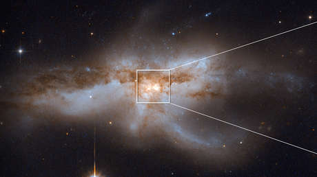 Agujeros negros en colisión dentro de la galaxia NGC 6240, que se formó por la fusión de dos galaxias. 
