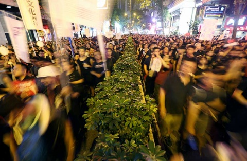 Otra protesta masiva sacude al gobierno en Hong Kong