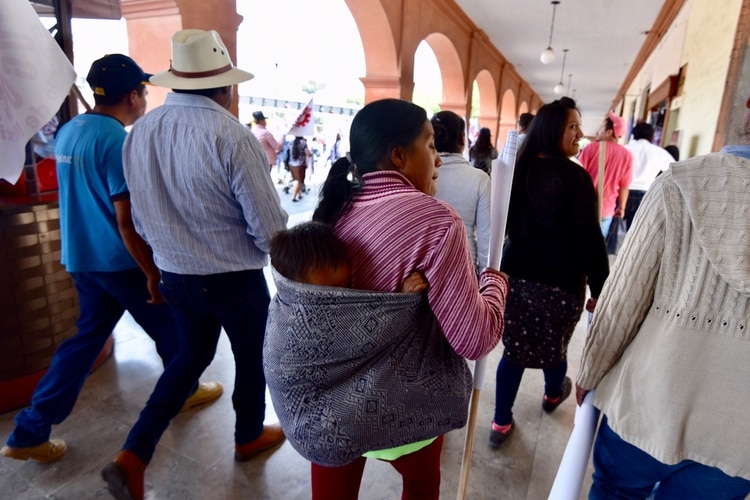 Las mujeres además deben dedicar muchas horas al cuidado del hogar (Foto: Cuartoscuro)