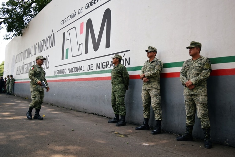 Imagen de archivo. Militares asignados a la recién creada Guardia Nacional vigilan la estación migratoria Siglo XXI, en Tapachula (Foto: Reuters)