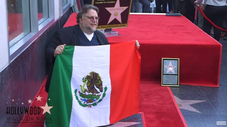 Guillermo del Toro ha mostrado en varias ocasiones su orgullo por ser mexicano (Foto: YouTube)