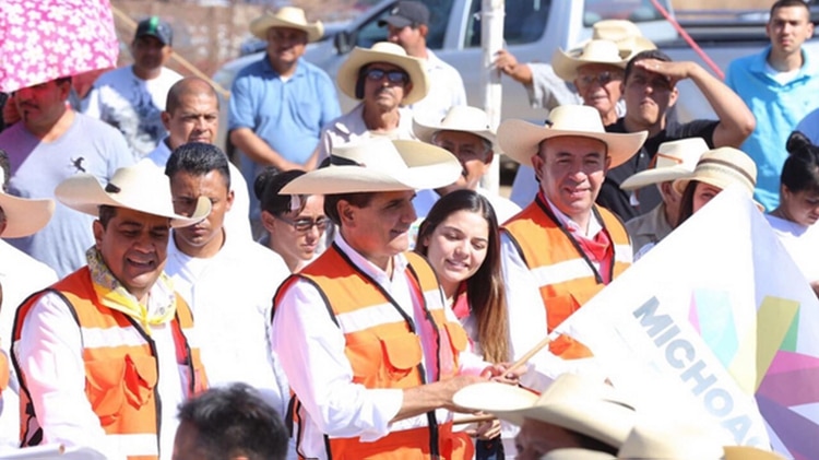 El gobernador michoacano (segundo desde la izquierda) señaló que el estado está “en paz” (Foto: Archivo)