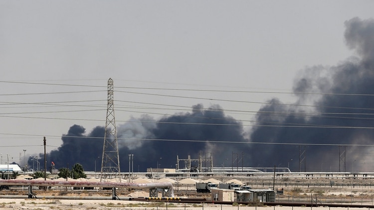 Dos plantas de petróleo de la compañía estatal saudita Aramco fueron atacadas con drones la noche del sábado 14 de septiembre de 2019 (Reuters)