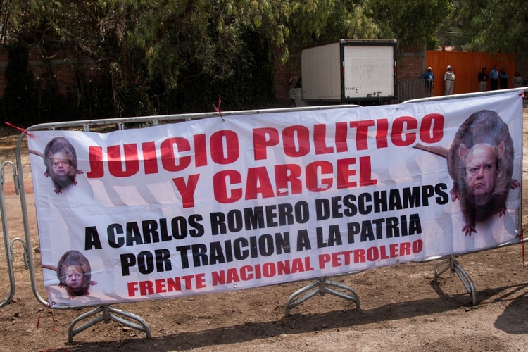 Una manta contra Carlos Romero Deschamps fue colocada durante el acto por el 81 aniversario de la Expropiación Petrolera. Foto: Galo Cañas /Cuartoscuro