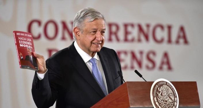 Andrés Manuel López Obrador presentando su último libro, 'Hacia una economía moral' (noviembre, 2019)