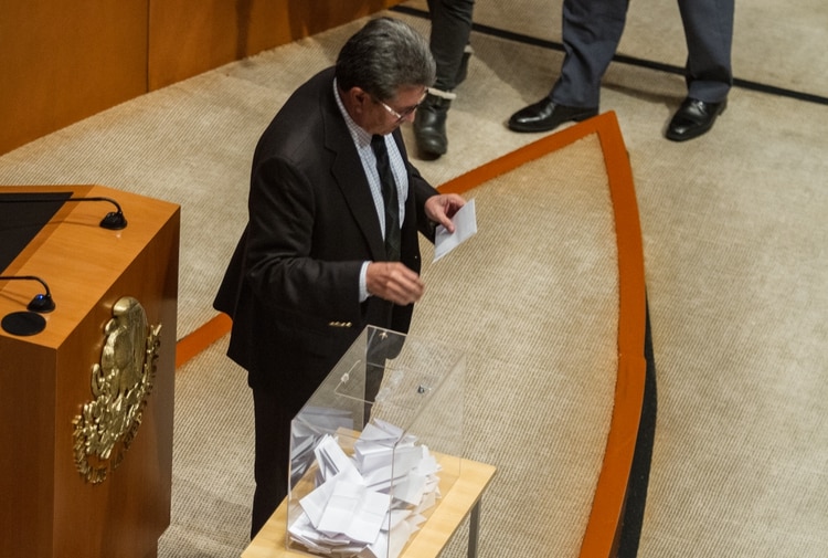 Monreal había prometido una nueva votación, pero su bancada no siguió las indicaciones de su líder (Foto: Andrea Murcia/ Cuartoscuro)