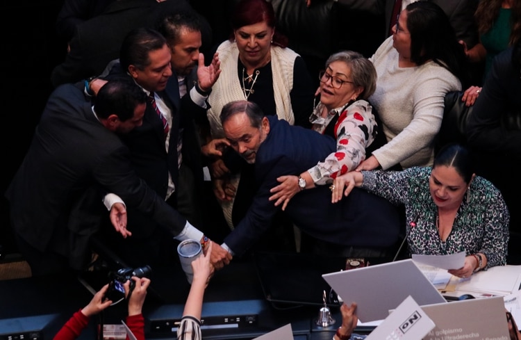 Los senadores panistas buscaron tomar la tribuna del Senado para evitar la toma de protesta de Piedra Ibarra (Foto: Galo Cañas/ Cuartoscuro)