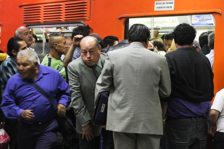 En las estaciones del Sistema de Transporte Colectivo Metro, se incrementara la seguridad con el fin de evitar el robo a personas en estas fechas de fin de año cuando reciben su aguinaldo (Foto: Enrique Ordoñez/ Cuartoscuro)