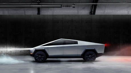 El Cybertruck se inspiró en un coche de una película de James Bond comprado por Elon Musk por casi un millón de dólares