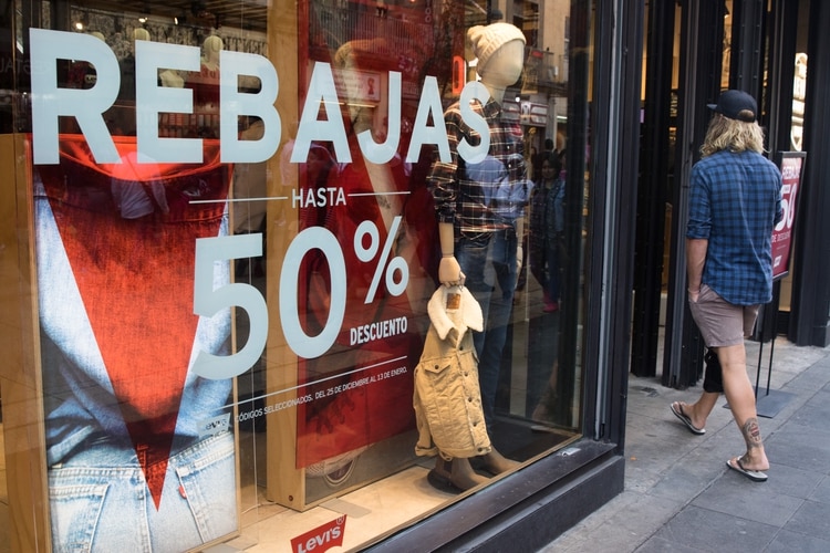 Durante la época de pago de aguinaldos han de cuidarse los gastos y el evitar el caer en los cientos de descuentos que las tiendas aprovechan para sacar su saldos (Foto: Moisés Pablo/ Cuartoscuro)