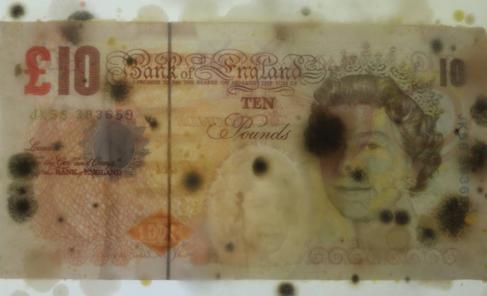Un billete de 10 libras con la figura de la Reina de Inglaterra.