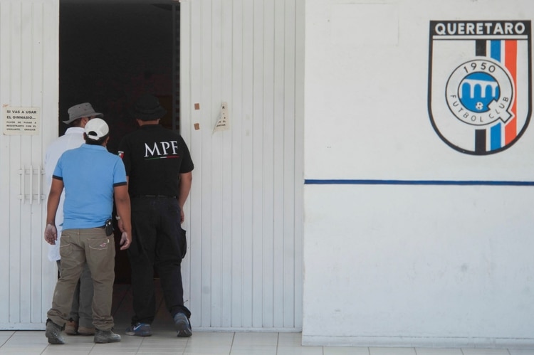 La Procuraduría General de la República (PGR) decretó la intervención de los equipos de futbol Gallos Blancos del Querétaro y Delfines de Ciudad del Carmen, propiedad de Amado Osuna Yañez, uno de los principales accionistas de la empresa Oceanografía (FOTO: Iván Méndez/Cuartoscuro)