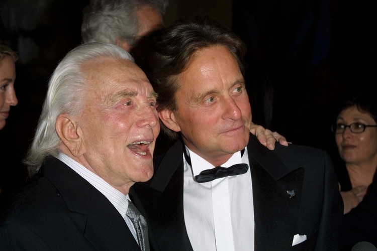 Kirk Douglas junto a su hijo Michael. Foto: Stewart Cook/Shutterstock