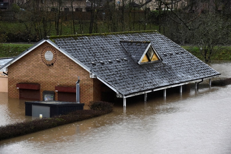 Un pabellón deportivo bajo el agua en Taff Wells, Gales del Sur, Gran Bretaña, el 16 de febrero de 2020. REUTERS/Rebecca Naden 