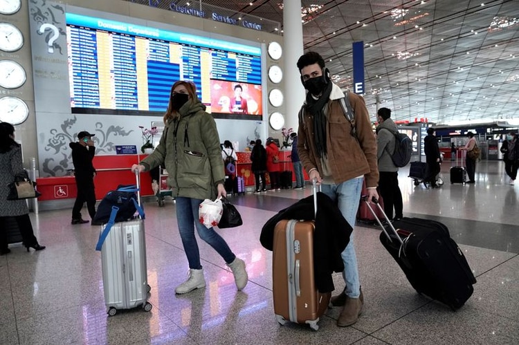 Miles de viajeros extranjeros se han quedado varados en los terminales aéreas de China a causa de las medidas de contingencia de coronavirus (Foto: Reuters)