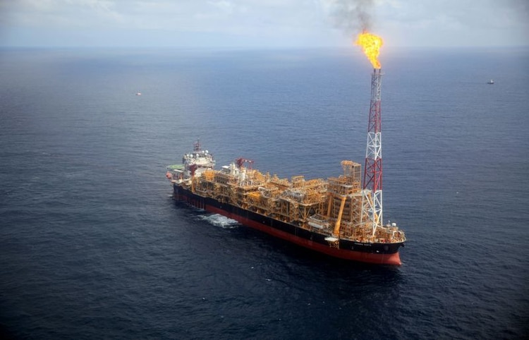 La plataforma petrolera flotante Kaombo Norte se ve desde un helicóptero, frente a la costa de Angola. (Foto: Reuers / Stephen Eisenhammer)