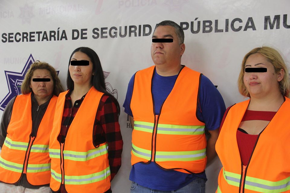 La imagen puede contener: 4 personas, personas de pie
