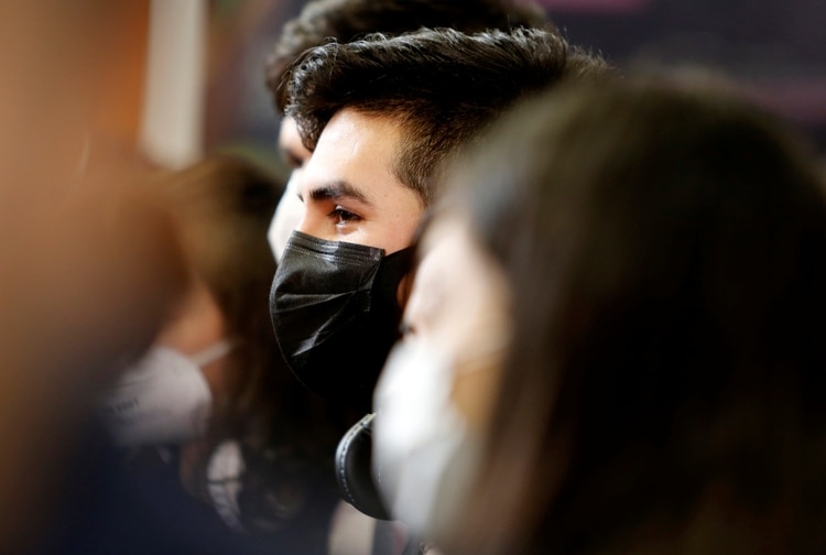 Hay gran demanda por cubrebocas (mascarillas) en México (Reuters)