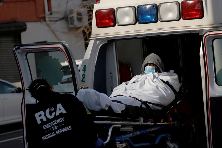 Un paciente es trasladado en ambulancia al Brooklyn Hospital Center (Reuters)