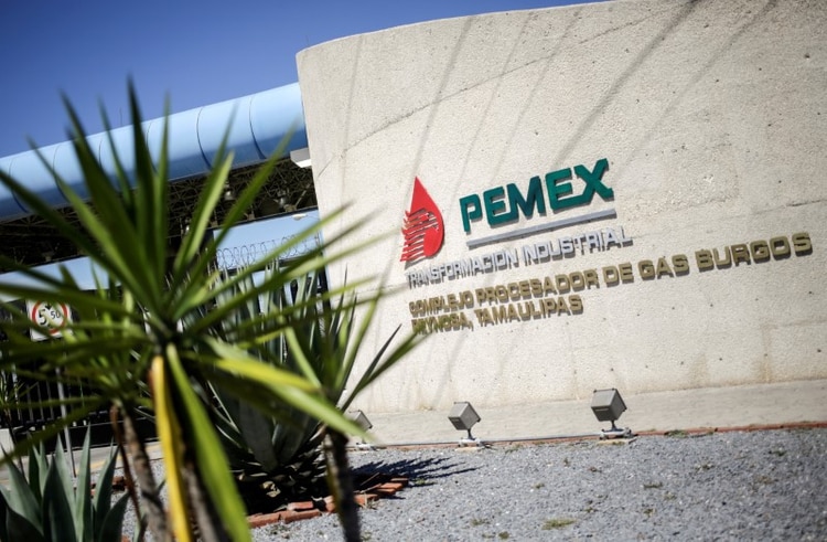 El logo de la petrolera estatal mexicana Pemex es visto en su refinería de Reynosa, en el estado Tamaulipas (Foto: Reuters / Daniel Becerril)