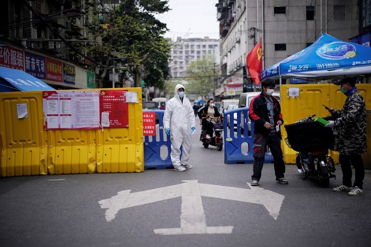 Punto de control de una comunidad en una zona residencial bloqueada por barreras en Wuhan, provincia de Hubei, el epicentro del brote de la enfermedad coronavirus de China (Reuters