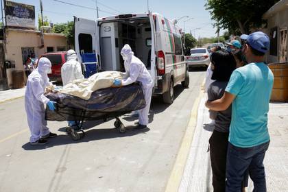 Paramédicos transportan el cuerpo de una persona que falleció de coronavirus en Ciudad Juarez
(Foto: Reuters/Jose Luis Gonzalez)
