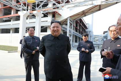 El líder norcoreano Kim Jong Un asiste a la finalización de una planta de fertilizantes, en una región al norte de la capital, Pyongyang, en esta imagen publicada por la Agencia Central de Noticias de Corea del Norte (KCNA) el 2 de mayo de 2020. KCNA/via REUTERS