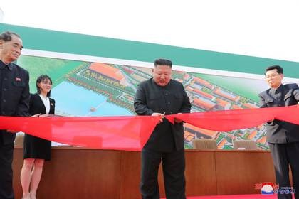 El líder de Corea del Norte, Kim Jong Un, asiste la ceremonia de finalización de la construcción de una planta de fertilizantes junto a su hermana menor Kim Yo Jong, en una región del norte de la capital, Pyongyang, en esta imagen difundida por la Agencia Central de Noticias de Corea (KCNA) de Corea del Norte el 2 de mayo, 2020. (KCNA/via REUTERS)