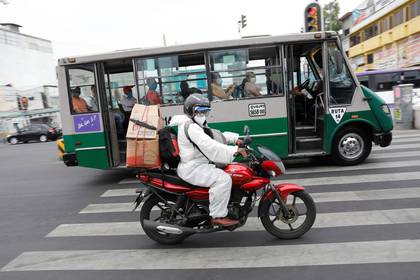 Un hombre maneja una moto en la alcaldía Iztapalapa a medida que la pandemia del coronavirus continúa en Ciudad de México
(Foto: Reuters/Carlos Jasso)