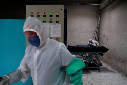 Personal de un crematorio trabajando con cuerpos de personas que fallecieron de coronavirus 
(Foto: Reuters/Carlos Jasso)