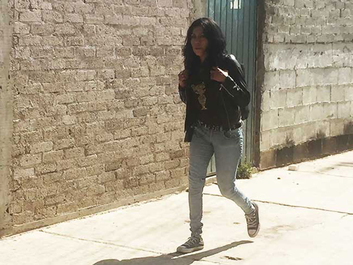 A diario María prepara su mochila con martillos, pinzas, desarmadores, punzones, su ropa de trabajo y botas llenas de mezcla