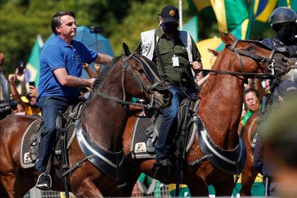 El presidente de Brasil, Jair Bolsonaro, monta un caballo durante una manifestación de sus partidarios, en medio del brote de coronavirus, en Brasilia, Mayo 31, 2020. REUTERS/Ueslei Marcelino