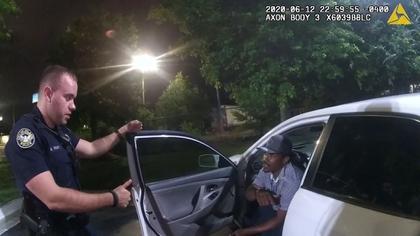 Capturas de pantalla del video de la Policía que muestra al agente Garrett Rolfe y al afroamericano Rayshard Brooks conversando antes de que el joven intentara huir