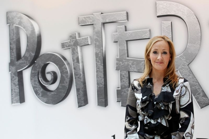 La autora británica JK Rowling, creadora de la serie de libros de Harry Potter, posa durante el lanzamiento de la página  web Pottermore en Londres. REUTERS/Suzanne Plunkett