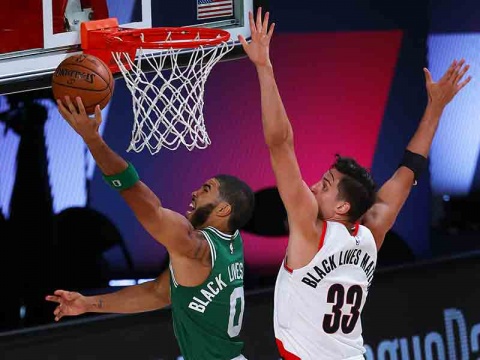 Tatum sumó 33 puntos para los Celtics. (Reuters)