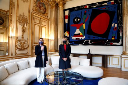 French first lady Brigitte Macron and her Mexican counterpart Beatriz Gutierrez Muller meet at the Elysee Place, in Paris, France October 8, 2020. Thibault Camus/Pool via REUTERS