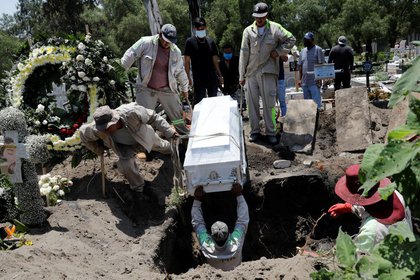 109 panteones del país tuvieron que ampliar su capacidad (Foto: Reuters)