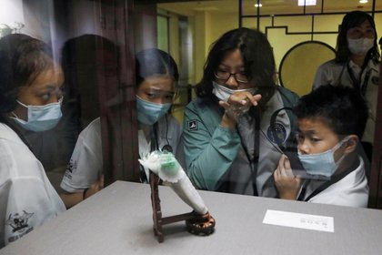 Un grupo de personas usa máscaras protectoras para prevenir la propagación de la enfermedad del coronavirus  en el Museo Nacional del Palacio en Taipei (Reuters)