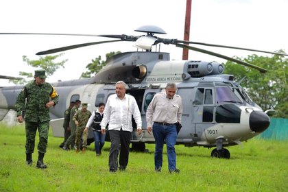 AMLO estuvo acompañado por el gobernador de Tabasco, Adán Augusto López, y por los secretarios de Marina y Defensa, entre otros (Foto: Twitter@GobiernoMX)