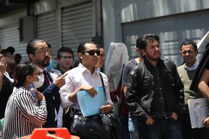 Personas se aglomeran mientras realizan largas filas en el edificio sindical del Instituto Mexicano del Seguro Social (IMSS) en busca de empleo, en Ciudad de México (México). EFE/Sáshenka Gutiérrez/Archivo
