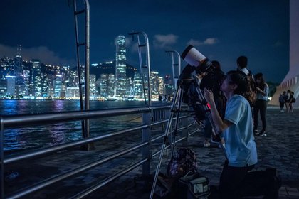 La mejor forma de observar el cambio en el brillo de la Luna es tomar dos fotografías: una antes de comenzar el eclipse, y la otra, mientras esté ocurriendo (Foto: AFP/Philip FONG/Archivo) 