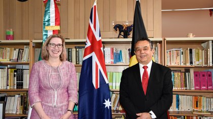 El embajador de México en Australia, Eduardo Peña Haller, y la subsecretaria para las Artes del Gobierno de Australia, Pip Spence (Foto: SC/SRE)