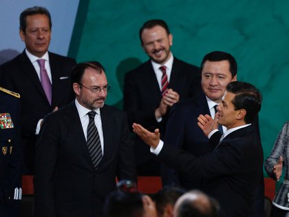 El ex presidente de México, Enrique Peña, se acerca al otrora ministro de Relaciones Exteriores, Luis Videgaray, luego de pronunciar su discurso anual a la nación en Ciudad de México el 2 de septiembre de 2017 (Foto: Reuters/Carlos Jasso)